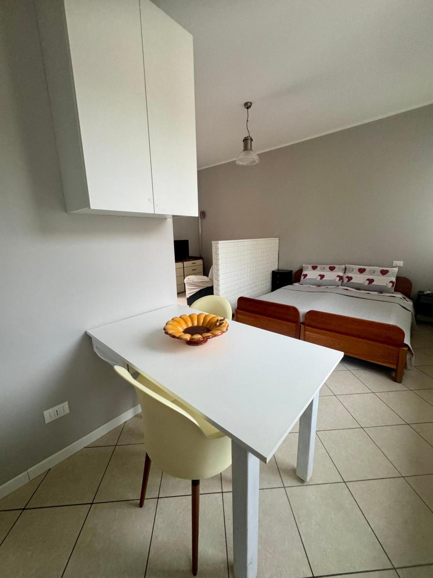 Casa Tito - Accogliente Monolocale A Due Passi Dalla Stazione เชซาโน มาแดร์โน ภายนอก รูปภาพ